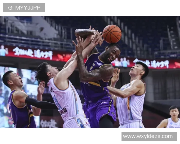 北控男篮与新疆队激战正酣比分悬念引人关注