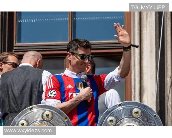 莱万重返安联球场引发拜仁球迷愤怒怒斥其背叛与忘恩负义